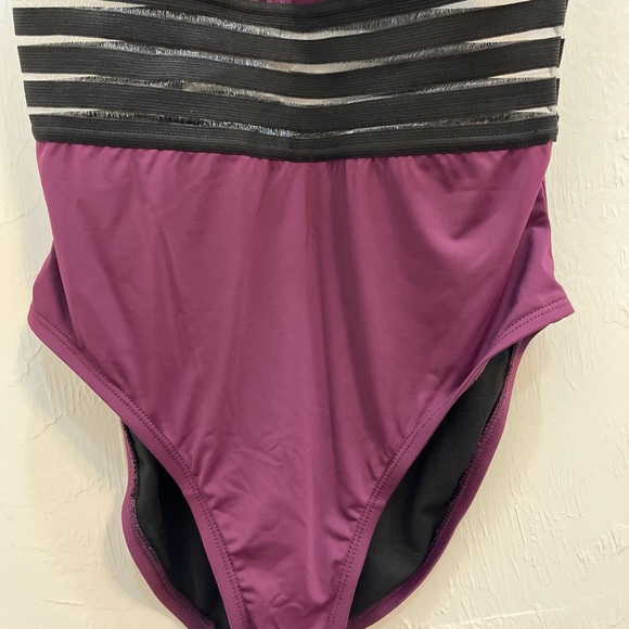 Hilor Women's Burgundy Front Crisscross One Piece Padded Swimsuit Size Small 4-6 - Picture 5 of 11